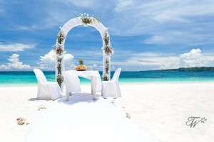 Hawaii-wedding---Bigstockphoto---Tourist-Wedding---Copyright---pashapixel